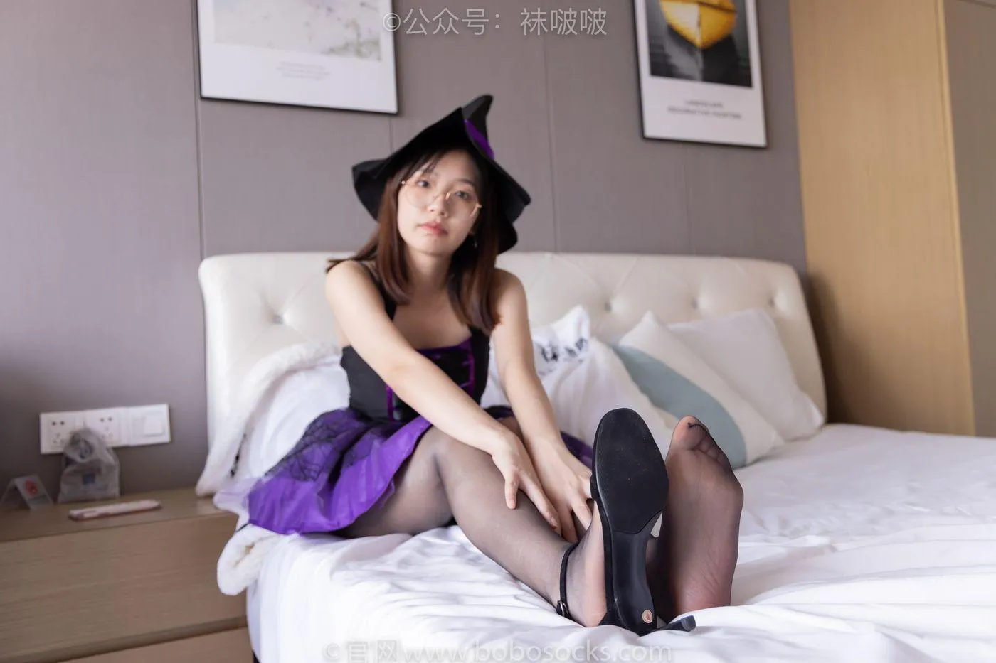 [BoBoSocks袜啵啵]NO.045 小甜豆-小魔女装、高跟凉鞋、油亮黑丝 [131P]插图3